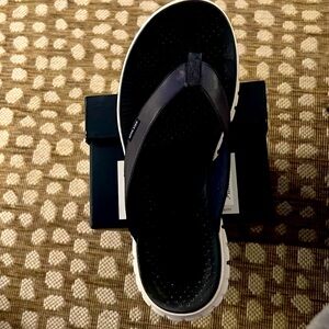 Cole Haan Zerogrand Flip Flop Sandals Size 7 B Blue Leather W05543 Like new!